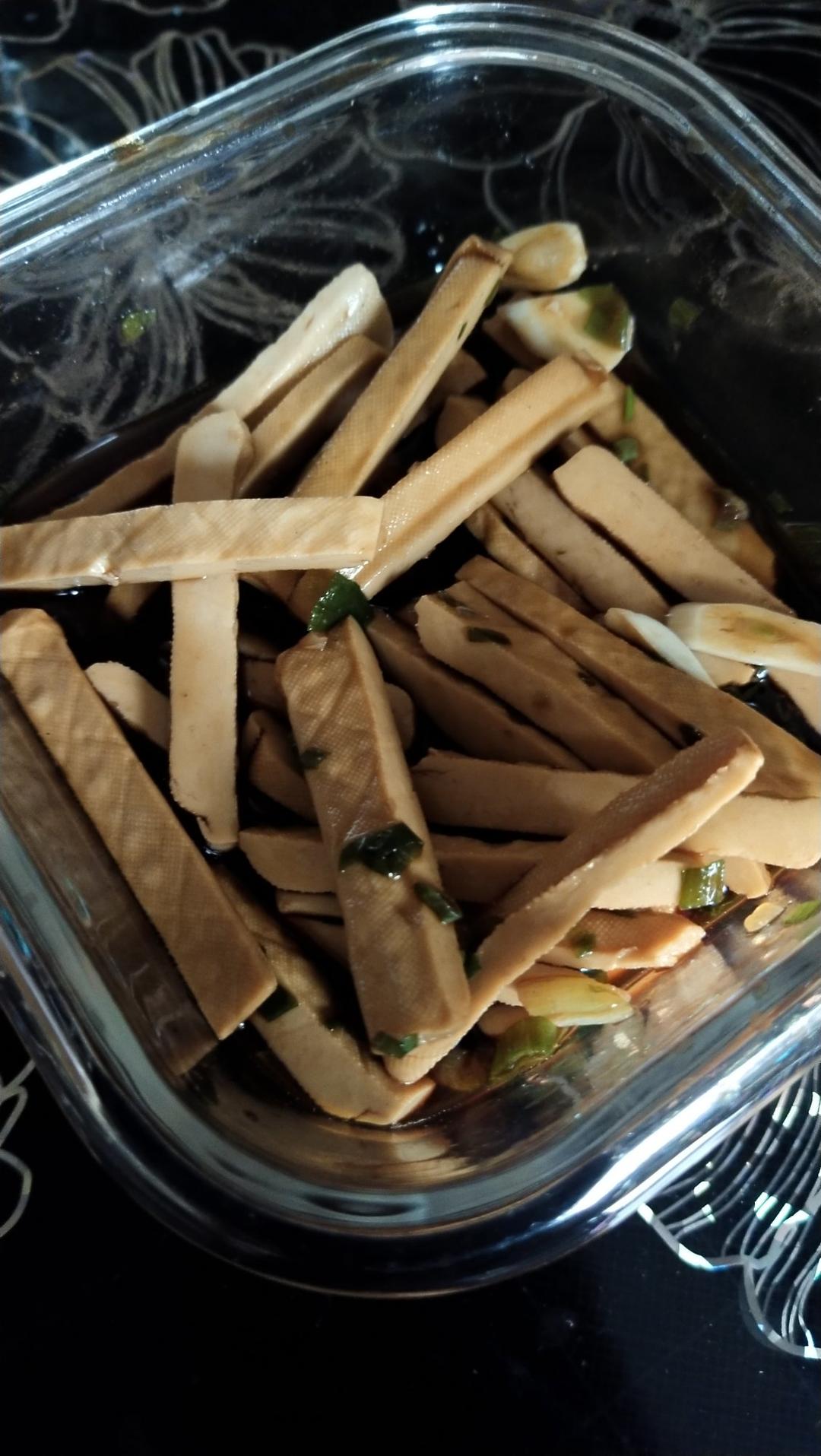 凉拌豆腐干(凉拌菜通用，宝贝儿子“念念不忘”之二,他喜欢的“微微辣”级别)
