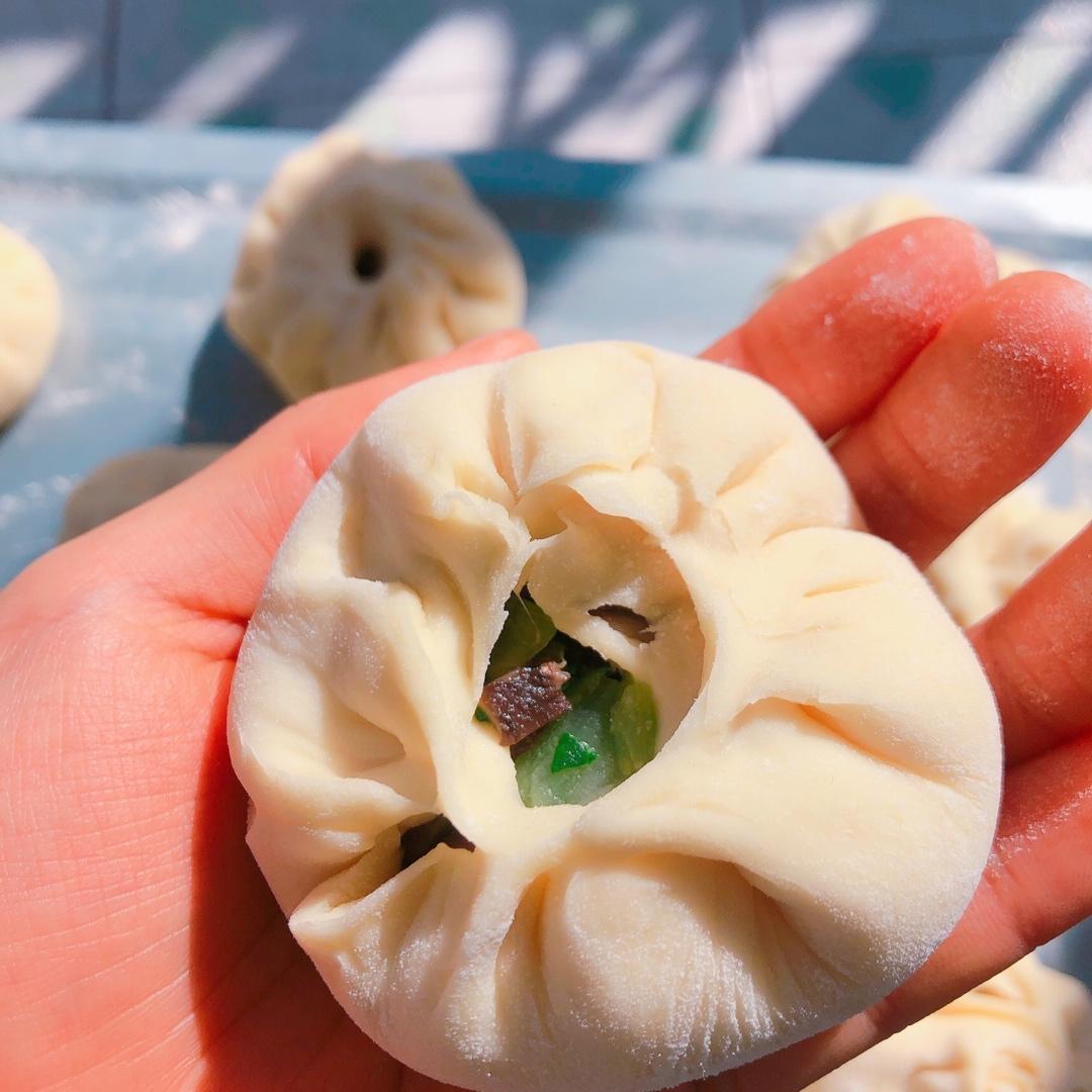 松软多汁的肉包子