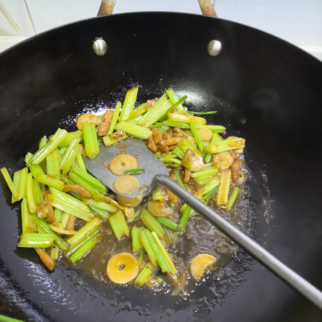 猪肉炒芹菜（小时候的家常菜）