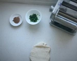 椒盐葱花卷（压面机版）的做法 步骤2