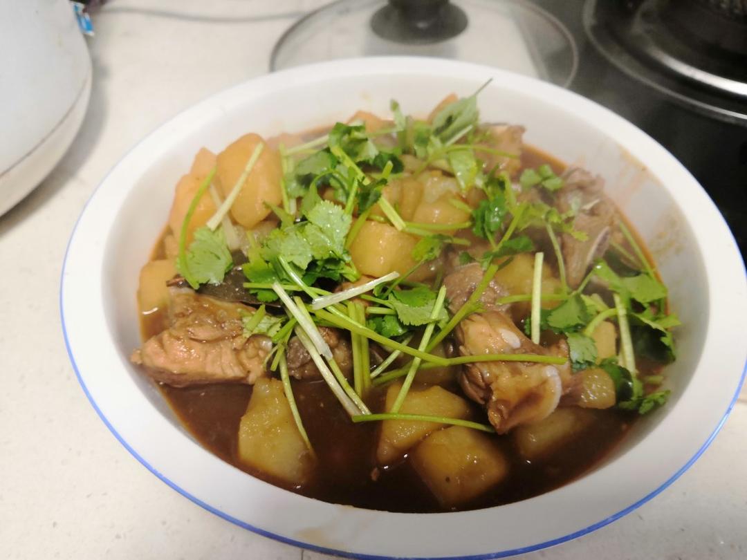 超级下饭的土豆烧排骨