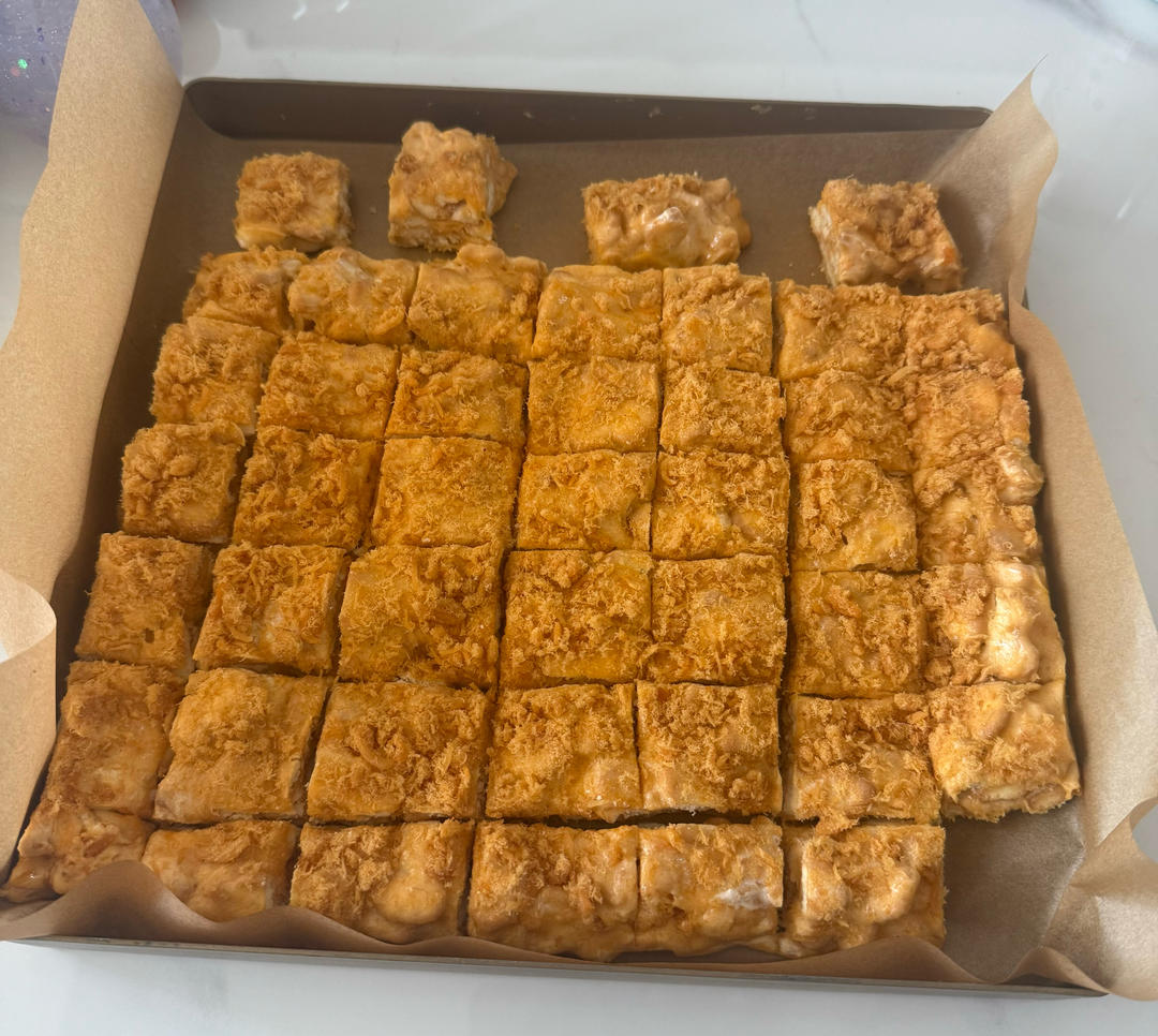 咸蛋黄肉松雪花酥