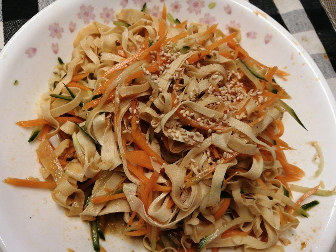超快手的凉拌千张黄瓜胡萝卜丝