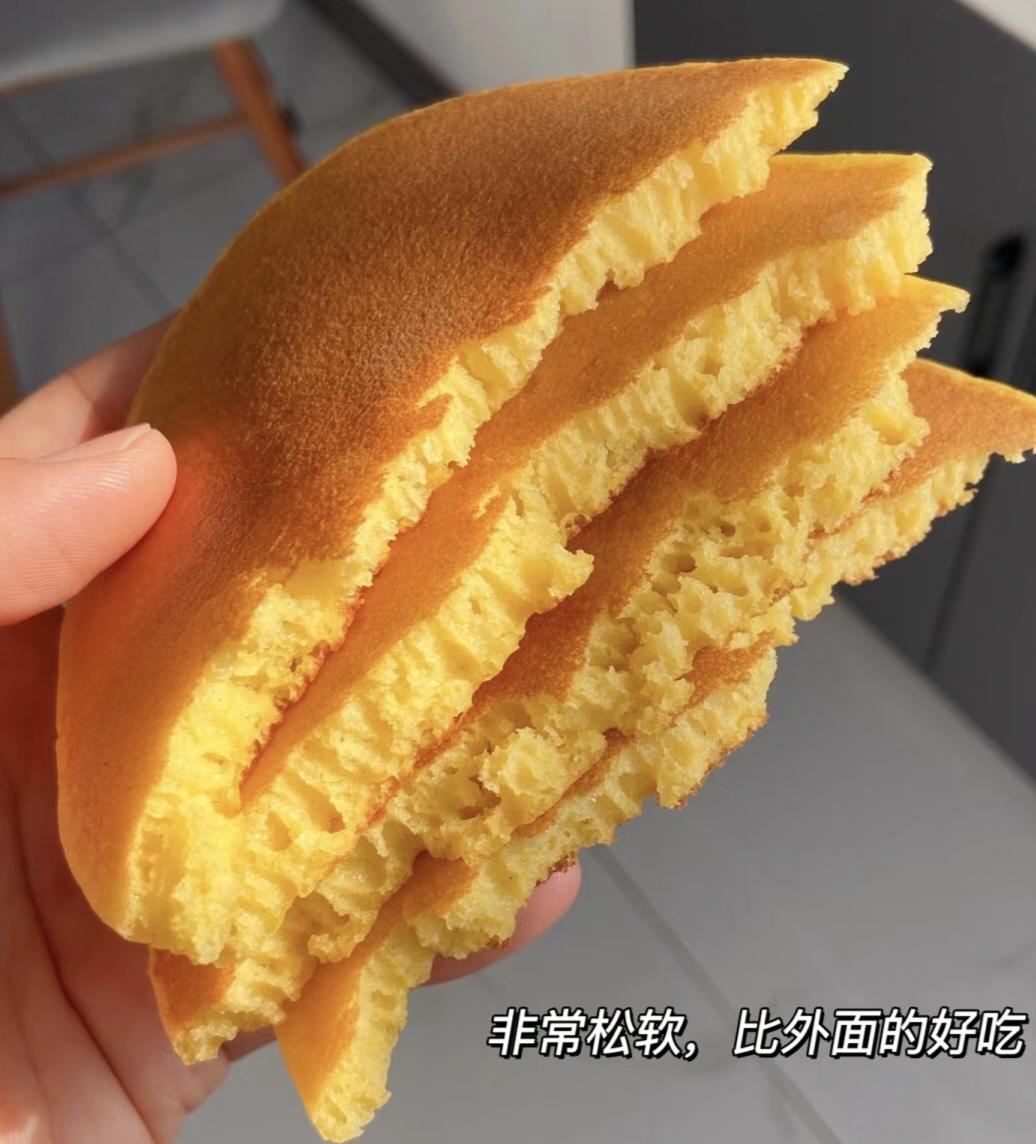 手不沾面做松软的玉米面小饼