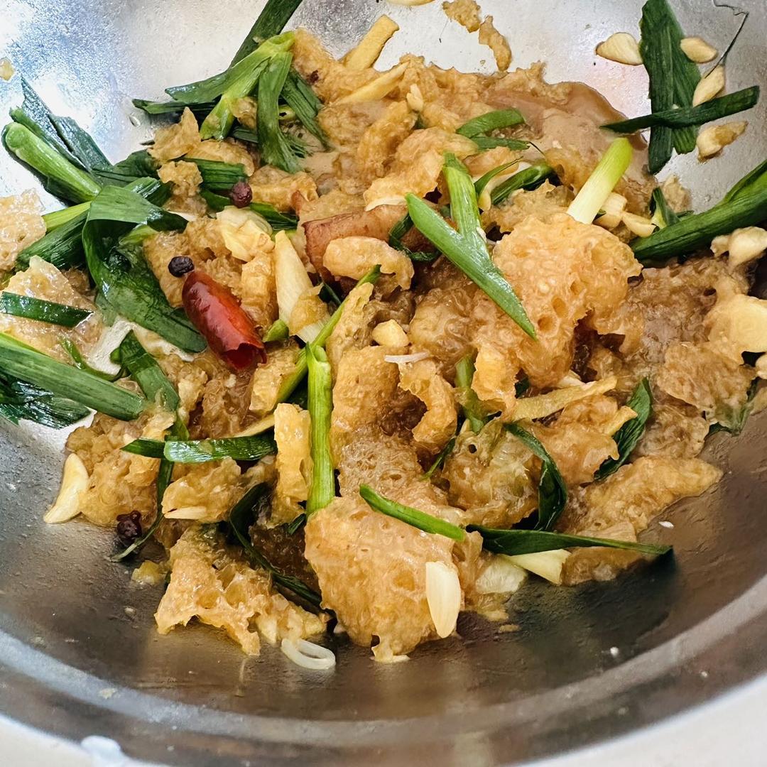 青蒜炒猪皮