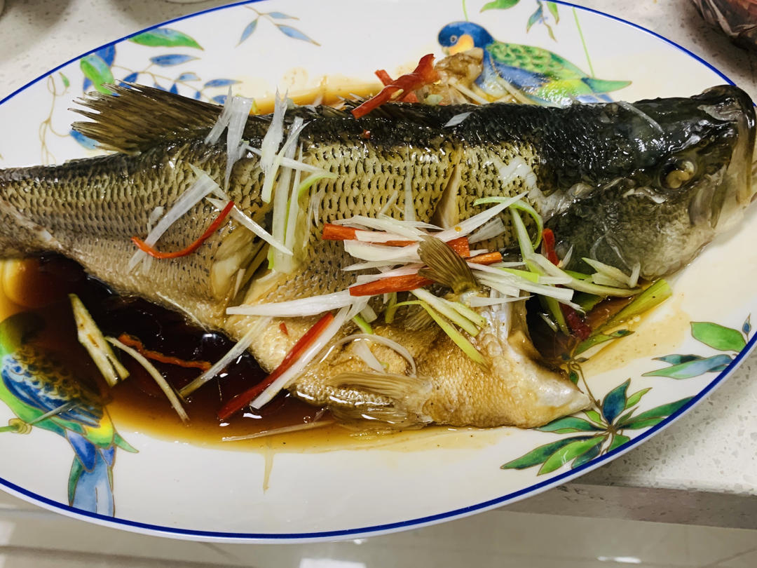 考究的清蒸鲈鱼
