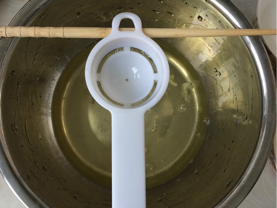 戚风蛋糕 电饭锅版 少糖少油的做法 步骤2
