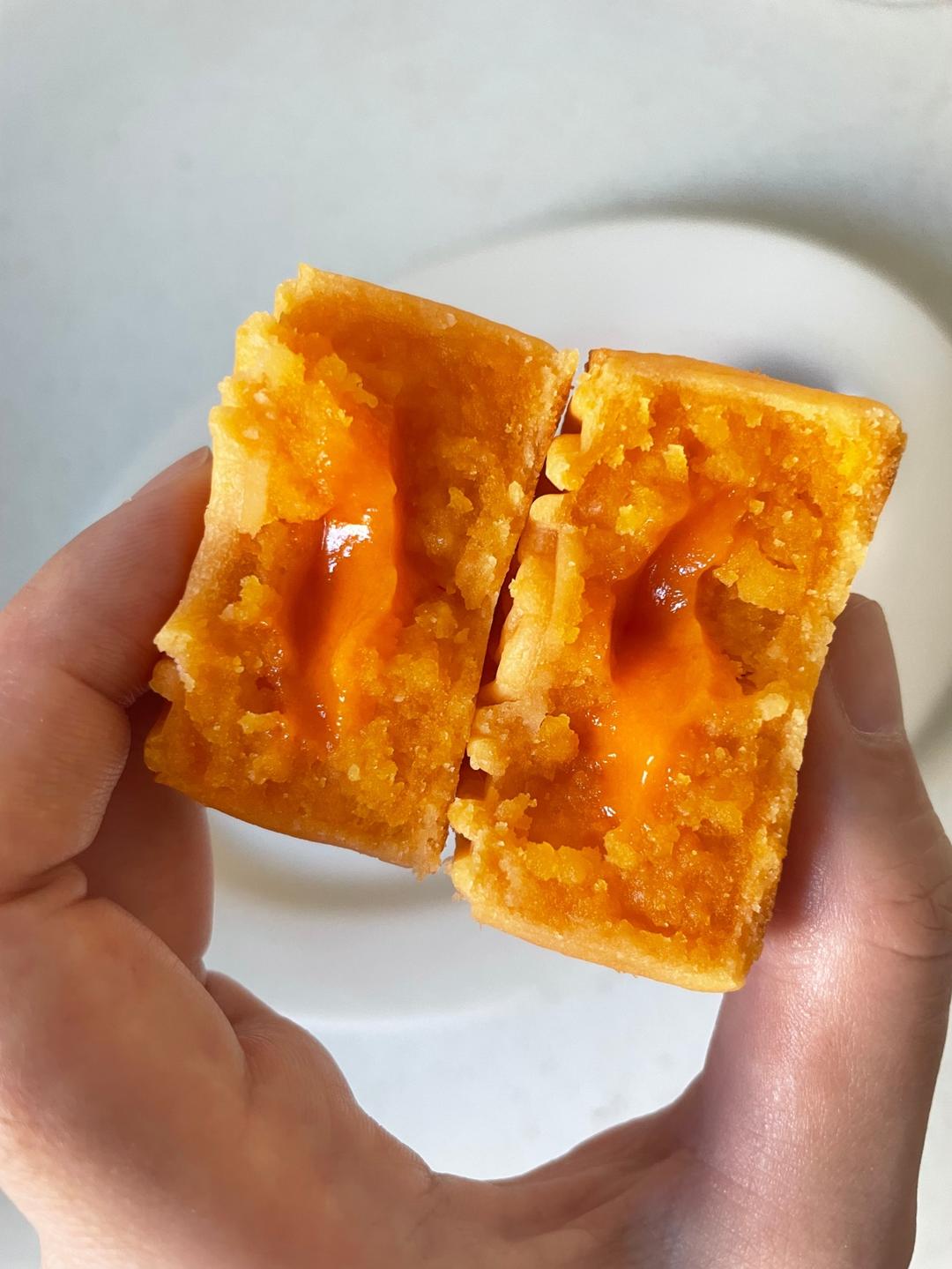 💃奶黄流心月饼——这是可以让你坐稳朋友圈厨霸位置的月饼🥮，没人点赞算我输👎