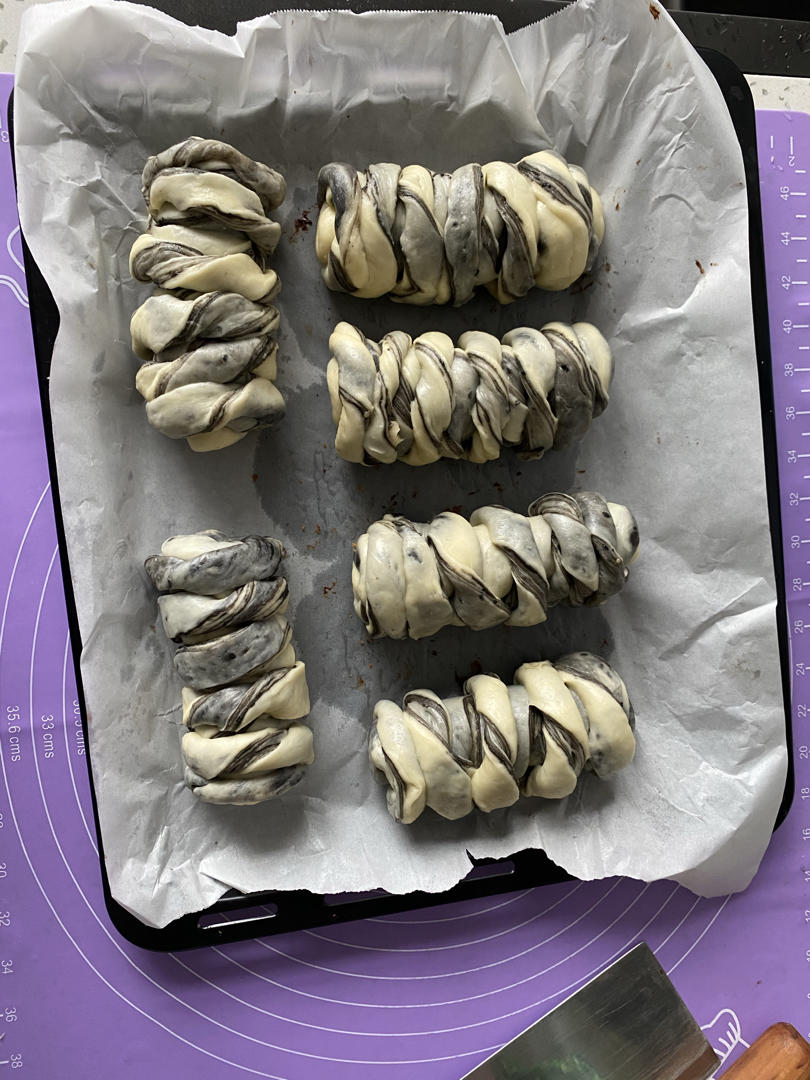 双色豆沙与黑芝麻面包