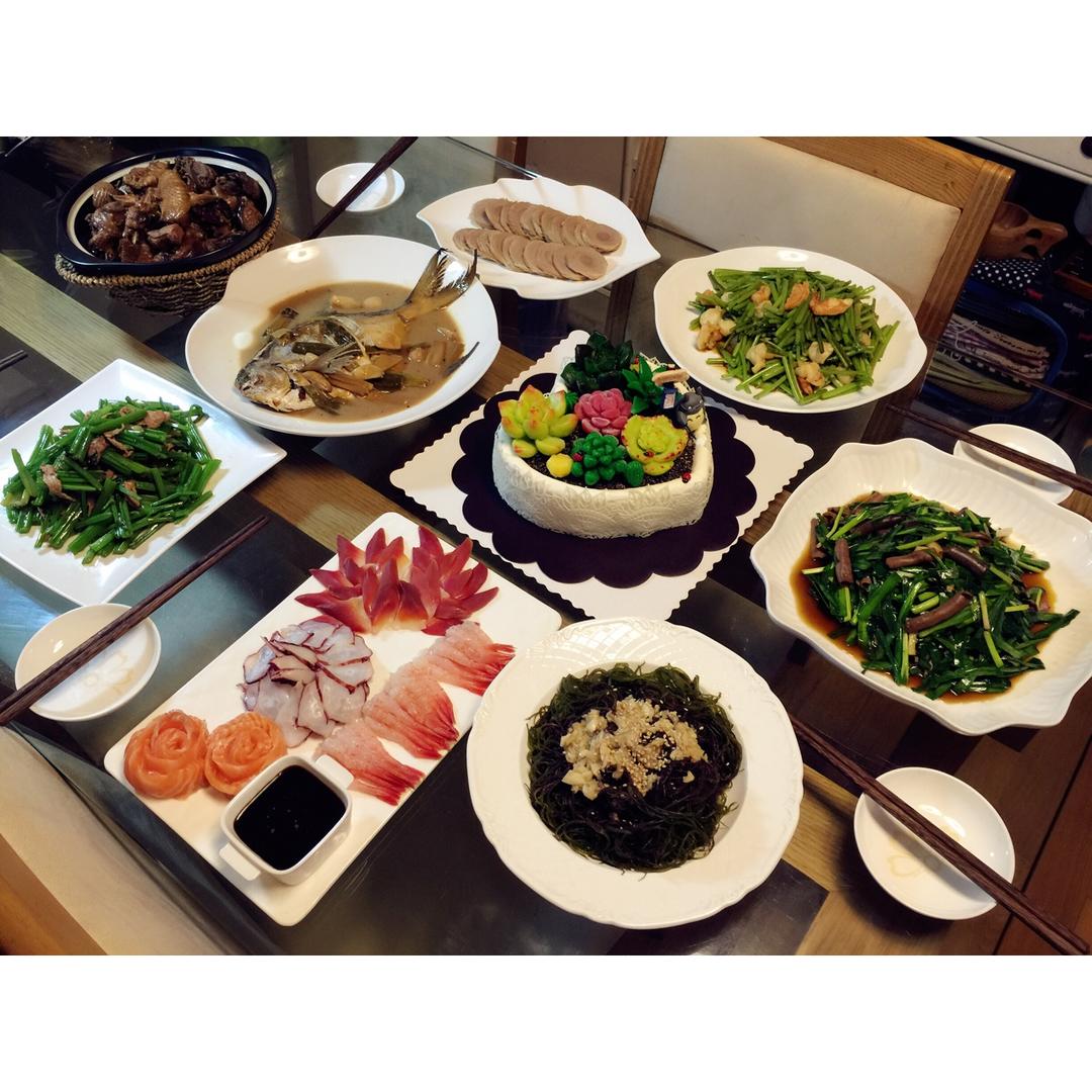 吃过饭才记起发生日晚餐,都快忙傻了,晚餐吃得愉快而温馨,饭菜丰盛