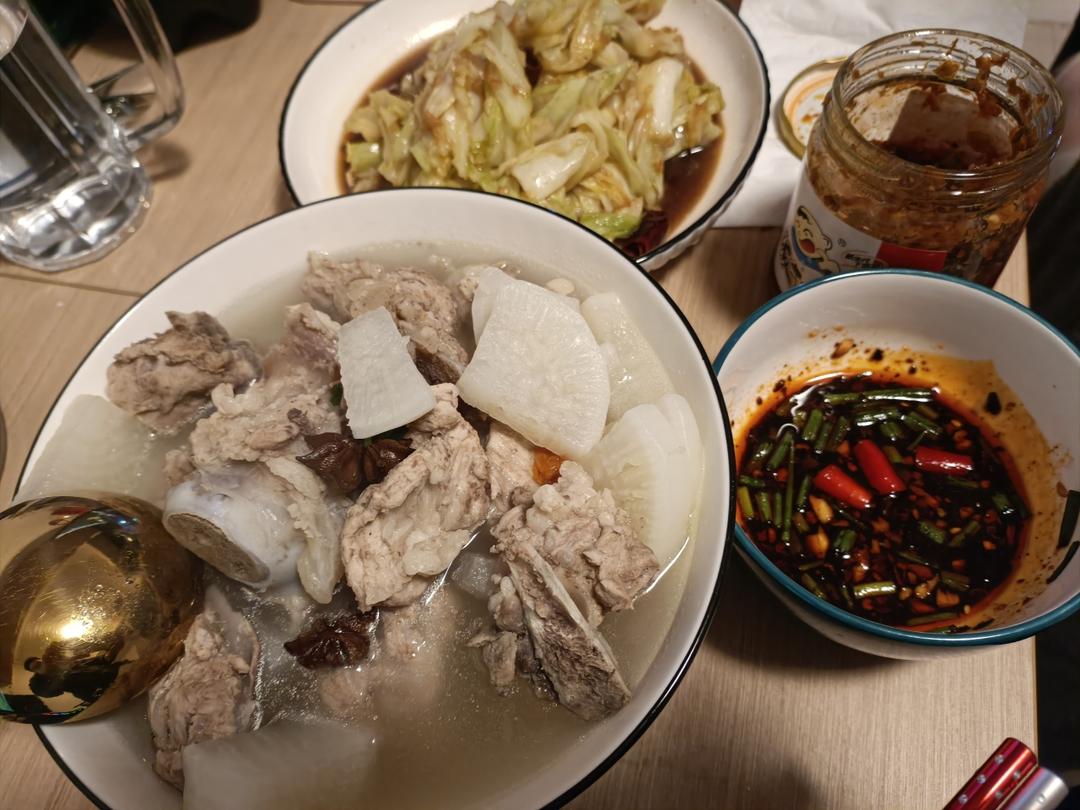 萝卜炖大骨头汤(步骤简单好记！后面附有“不辣”的“沾水味碟”方子)
