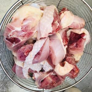 板栗花菇焖鸡的做法 步骤4