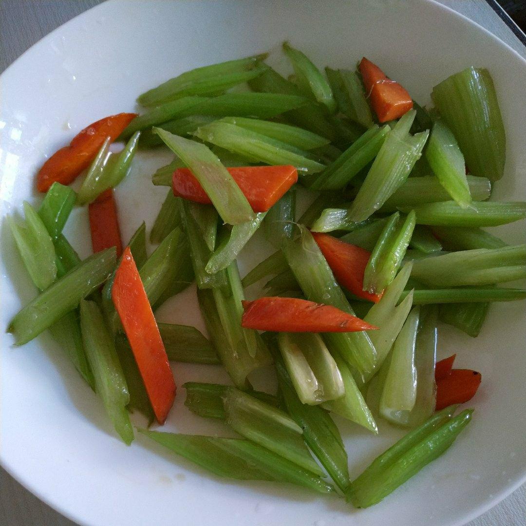 怎样炒出饭店级别的幼嫩西芹（附正确的西芹处理手法）