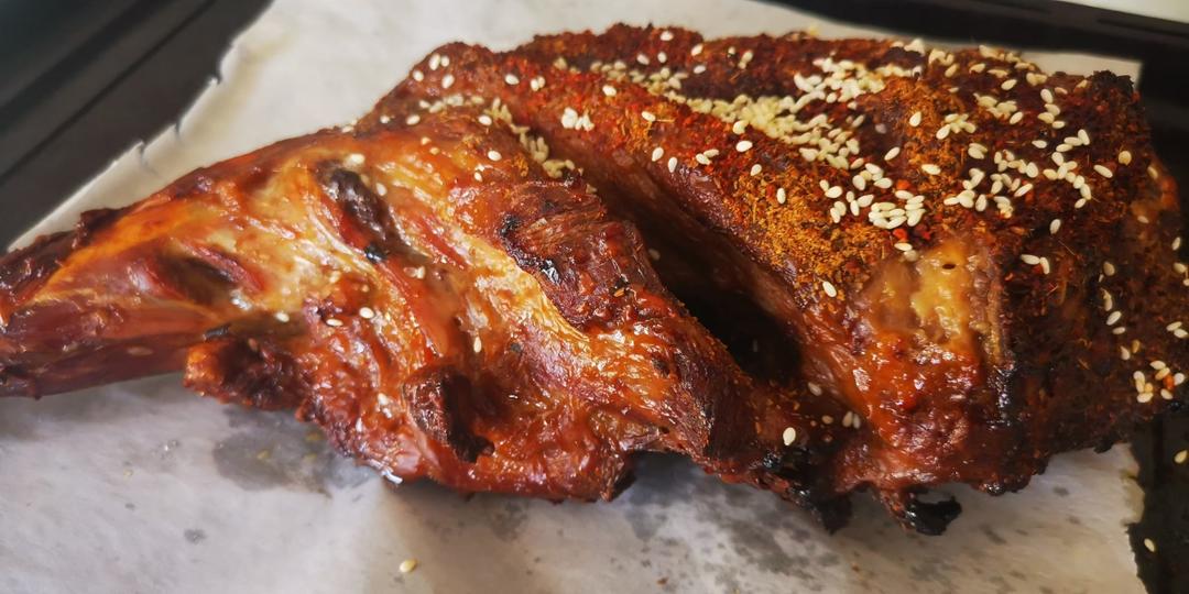 把整个大羊腿丢入烤箱，出锅真是太香了，20年的经验和配方，外焦里嫩