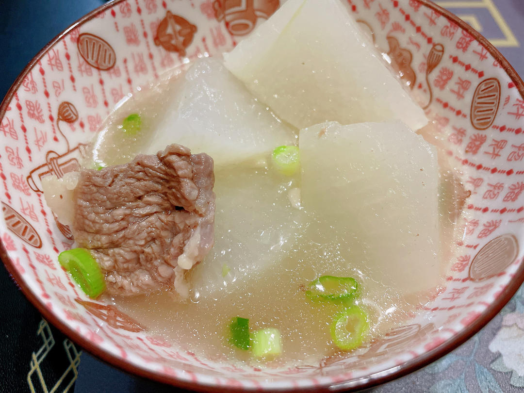 清炖羊排，老爸的拿手菜，汤鲜味浓，羊肉软烂，连萝卜都非常好吃