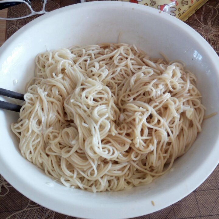 葱爆面—就是汪涵在天天向上里面做的那个啦