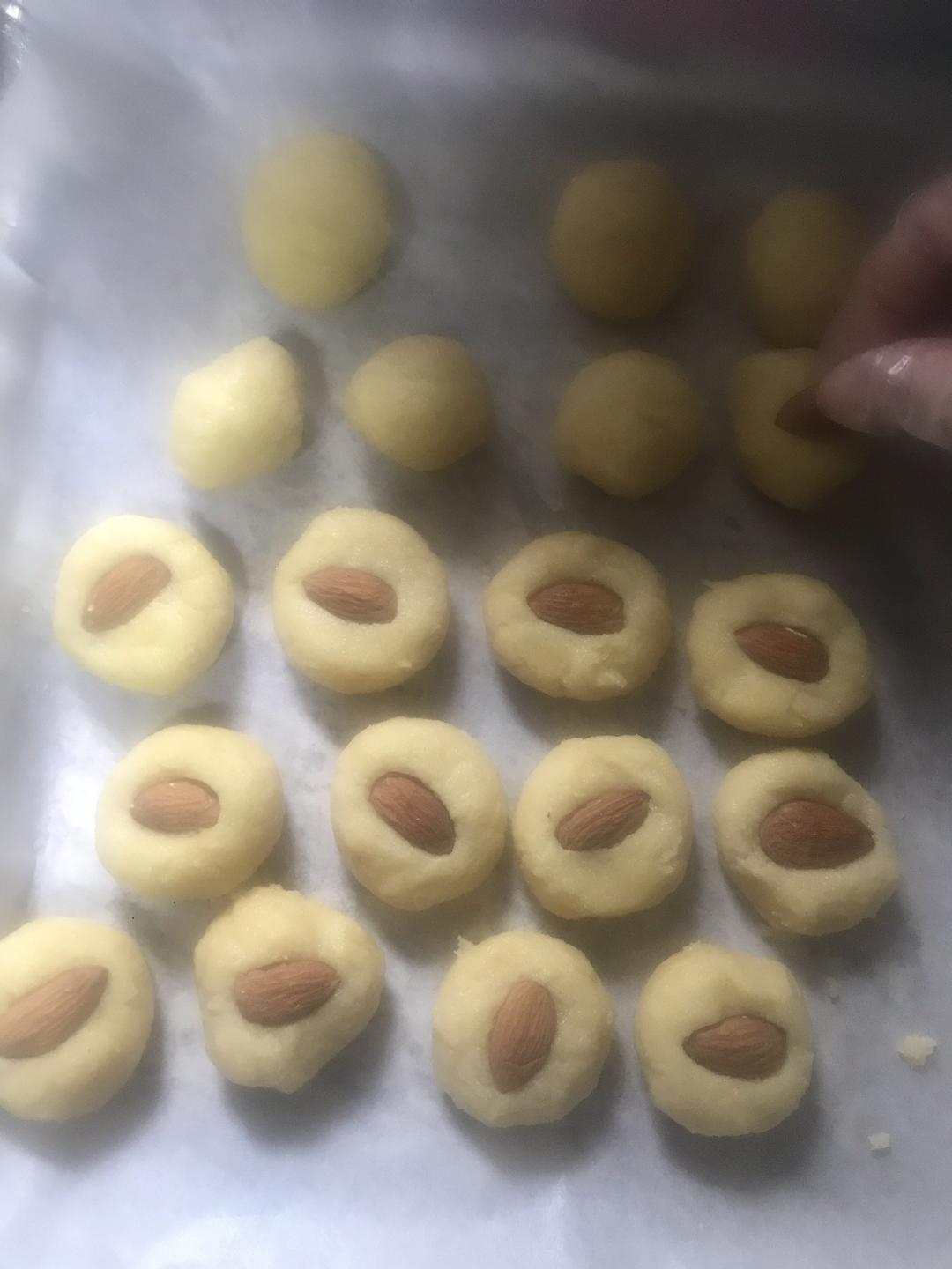 快手低碳无糖生酮杏仁牛油曲奇饼干keto almond cookie的做法 步骤3