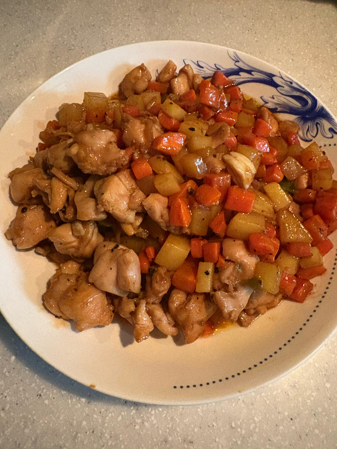 土豆和鸡腿的美味组合😋三丁炒鸡腿肉吃起来