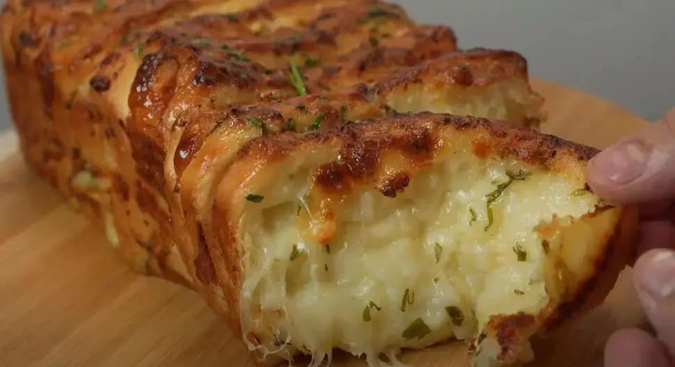 芝士蒜香面包
Cheesy Garlic Bread