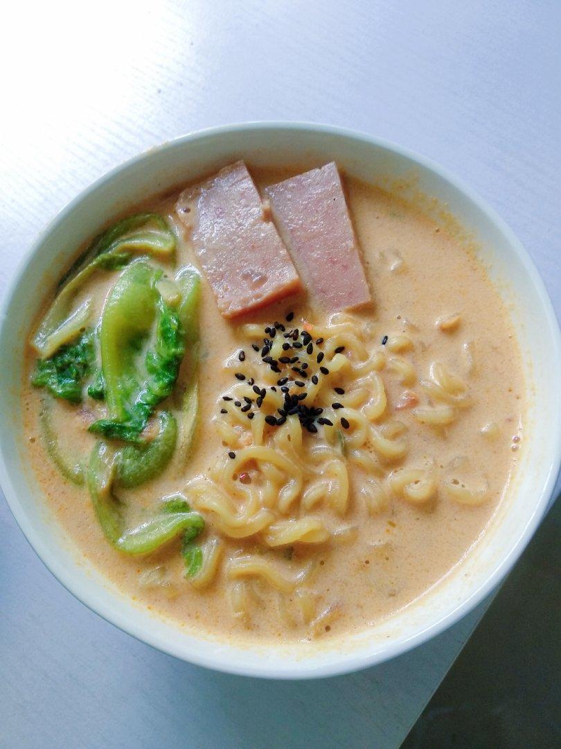 牛奶辛拉面（汤头浓郁，非常好吃）