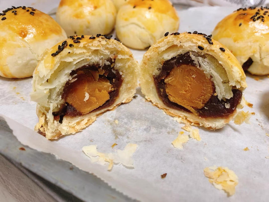 酥到掉渣的美味蛋黄酥