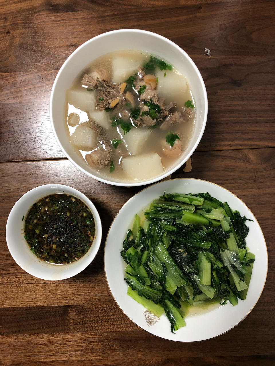 清炖羊排，老爸的拿手菜，汤鲜味浓，羊肉软烂，连萝卜都非常好吃