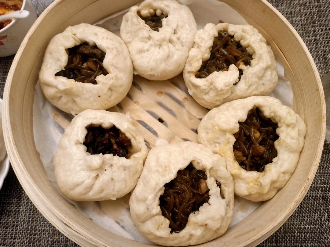 一口吃到很多肉的酱肉包