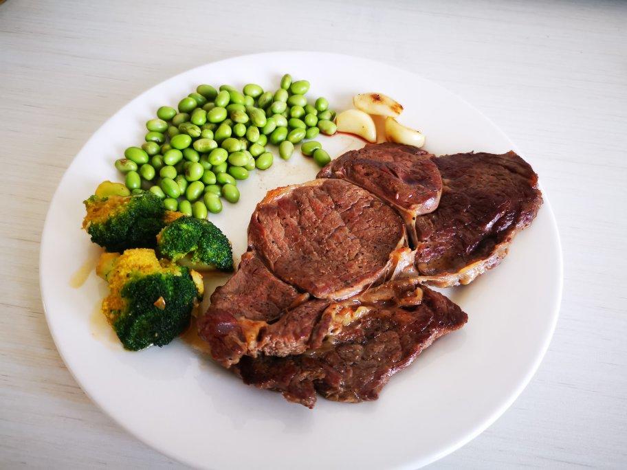 四分钟煎好一块鲜嫩多汁的牛排