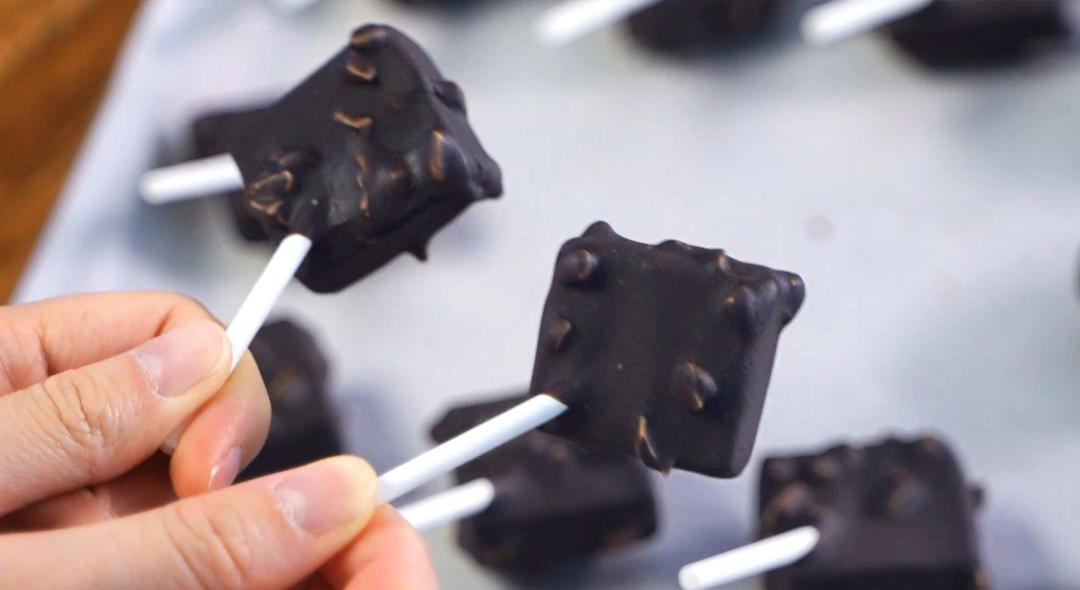 这个夏天就从这份梦龙酸奶冰棒开始吧，奶味醇厚无冰渣。