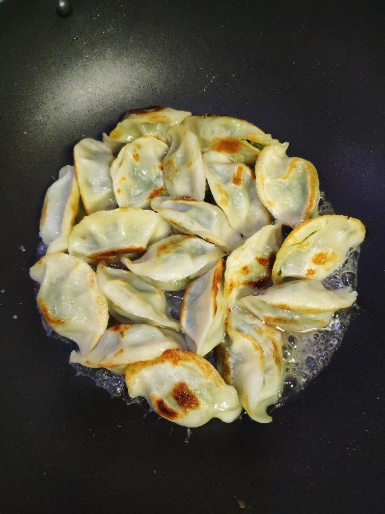 冰花煎饺（个人认为最好吃的饺子做法了！）