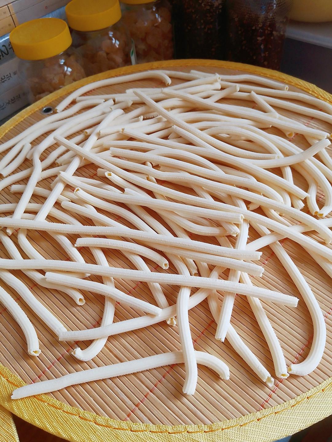 酱炒彩色空心面