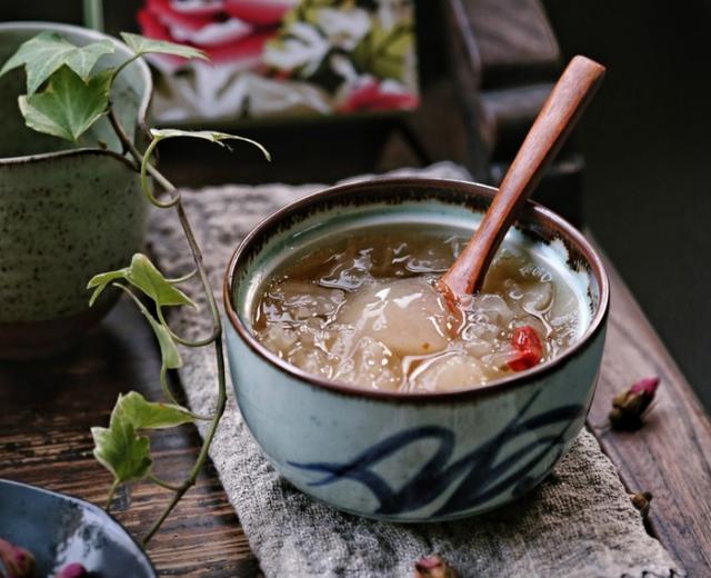 办公室巧炖雪梨银耳羹的做法