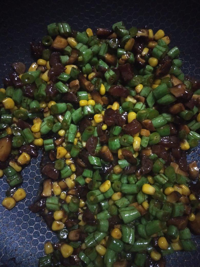 香菇豆角腊肠焖饭