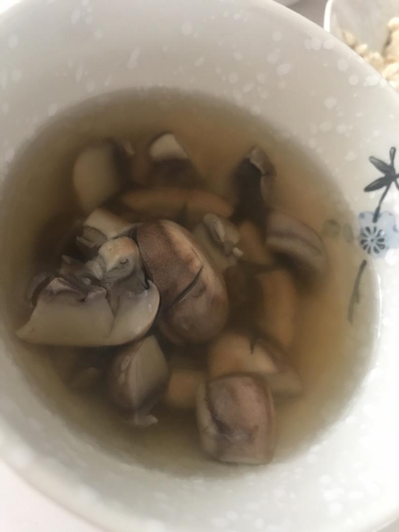 鲜掉眉毛口蘑汤