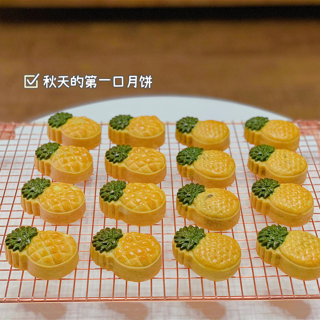 今年的第一拨月饼出炉啦---超萌广式凤梨月饼，你爱吗？