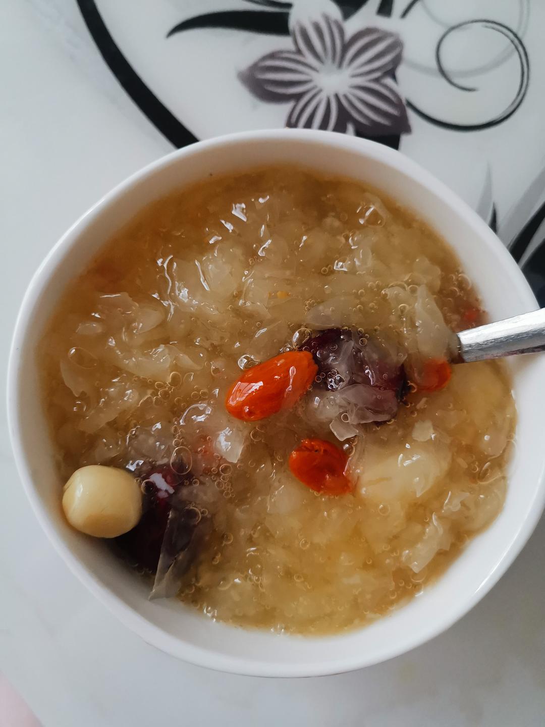 冰糖银耳红枣羹