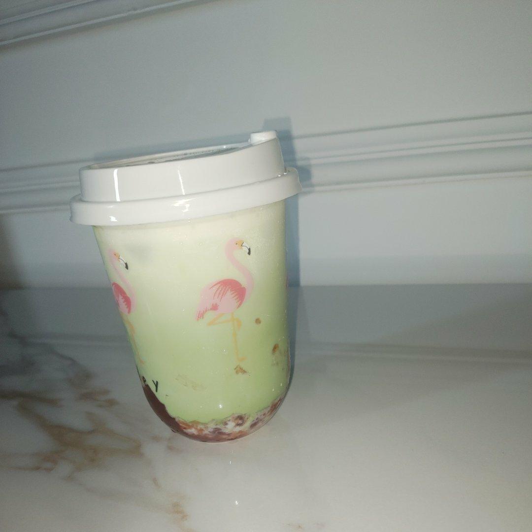 青山粉黛（夏日抹茶草莓饮品）的做法