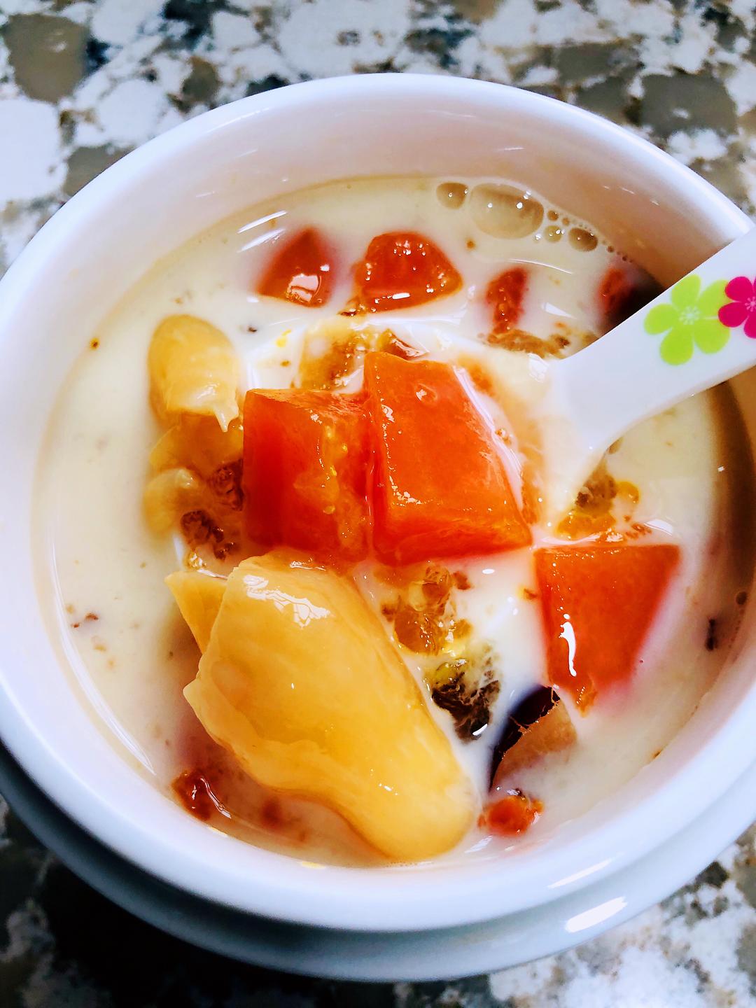 桃胶花胶木瓜炖牛奶