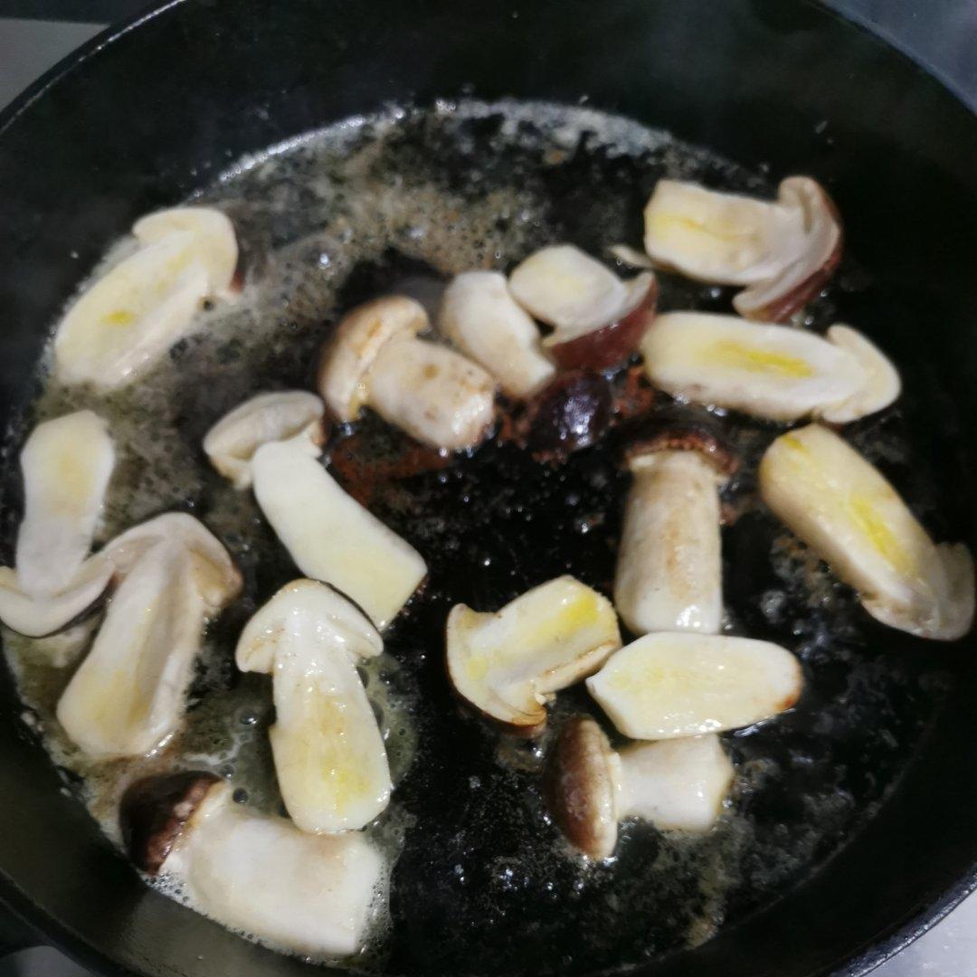 香喷喷的香煎松茸