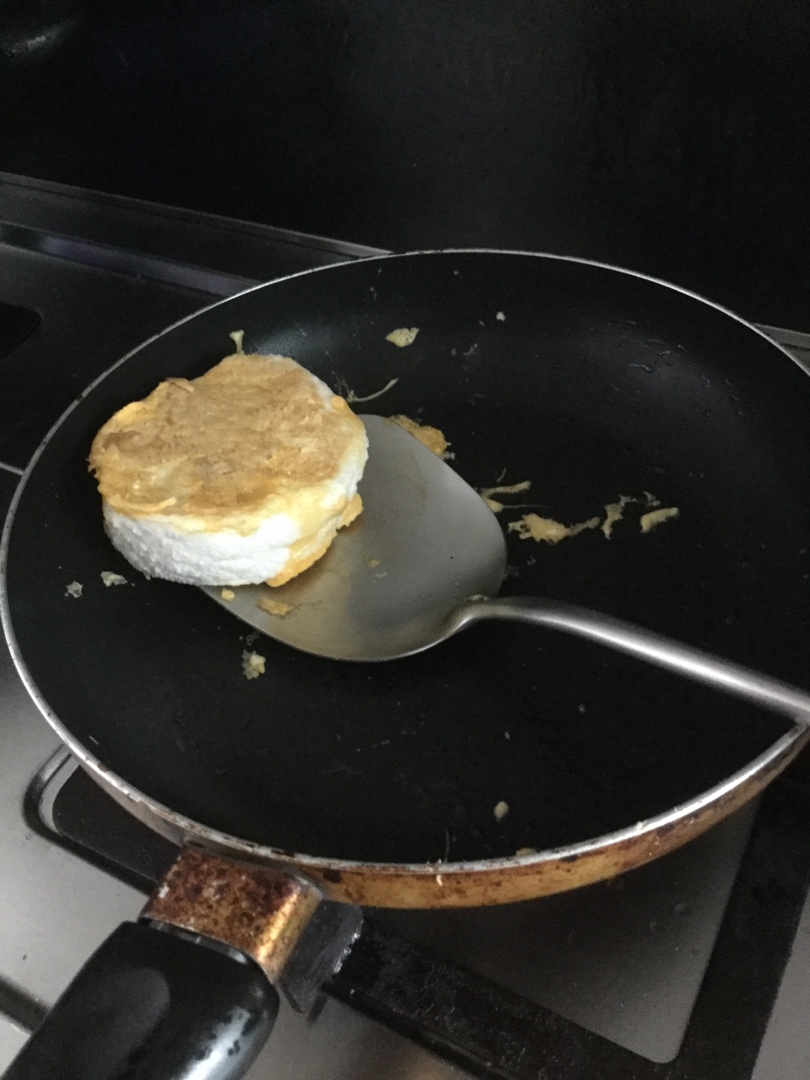 这道蘑菇云煎蛋做法非常简单，但是口感要比普通煎蛋高10倍！