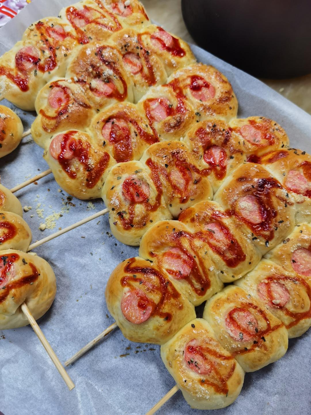 一口迷你肠仔包