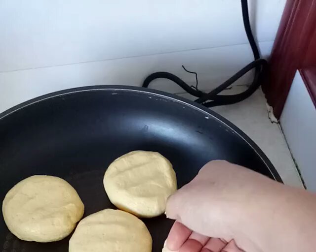 玉米面小饼子的做法 步骤3