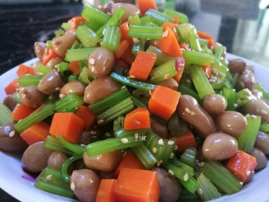 李洪峰qm做的凉拌芹菜花生米胡萝卜