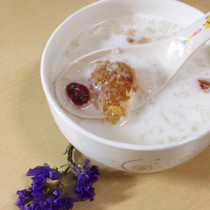 牛奶桃胶炖雪燕