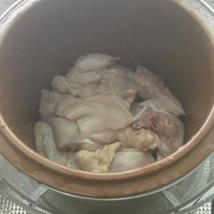 海参瑶柱竹荪山药鸡汤的做法 步骤1