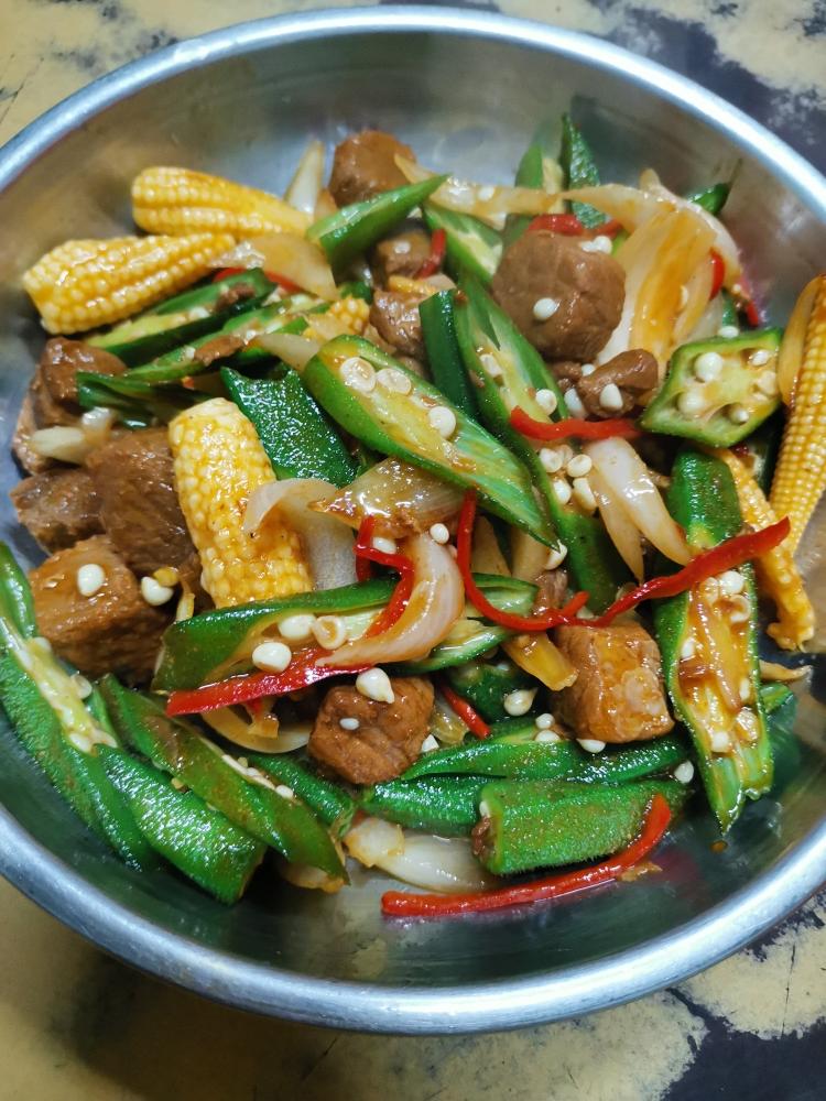 秋葵玉米笋炒五香肉丁的做法