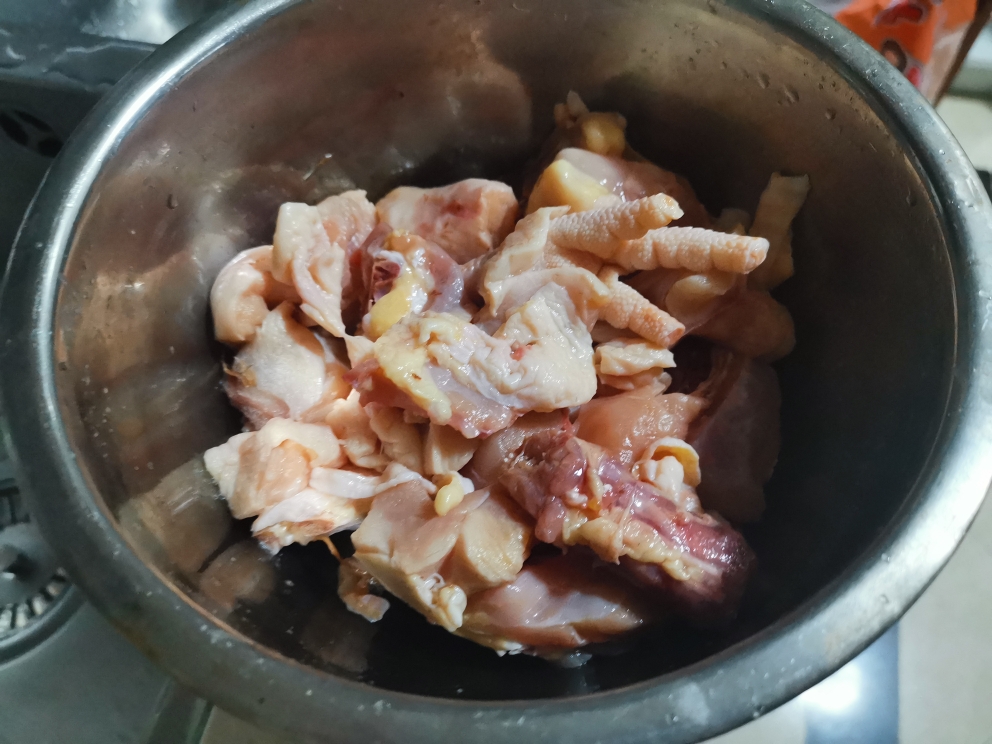 红枣马蹄啫啫鸡的做法 步骤1