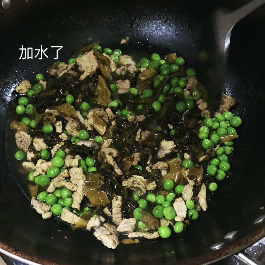 豌豆酸菜炒肉的做法 步骤5