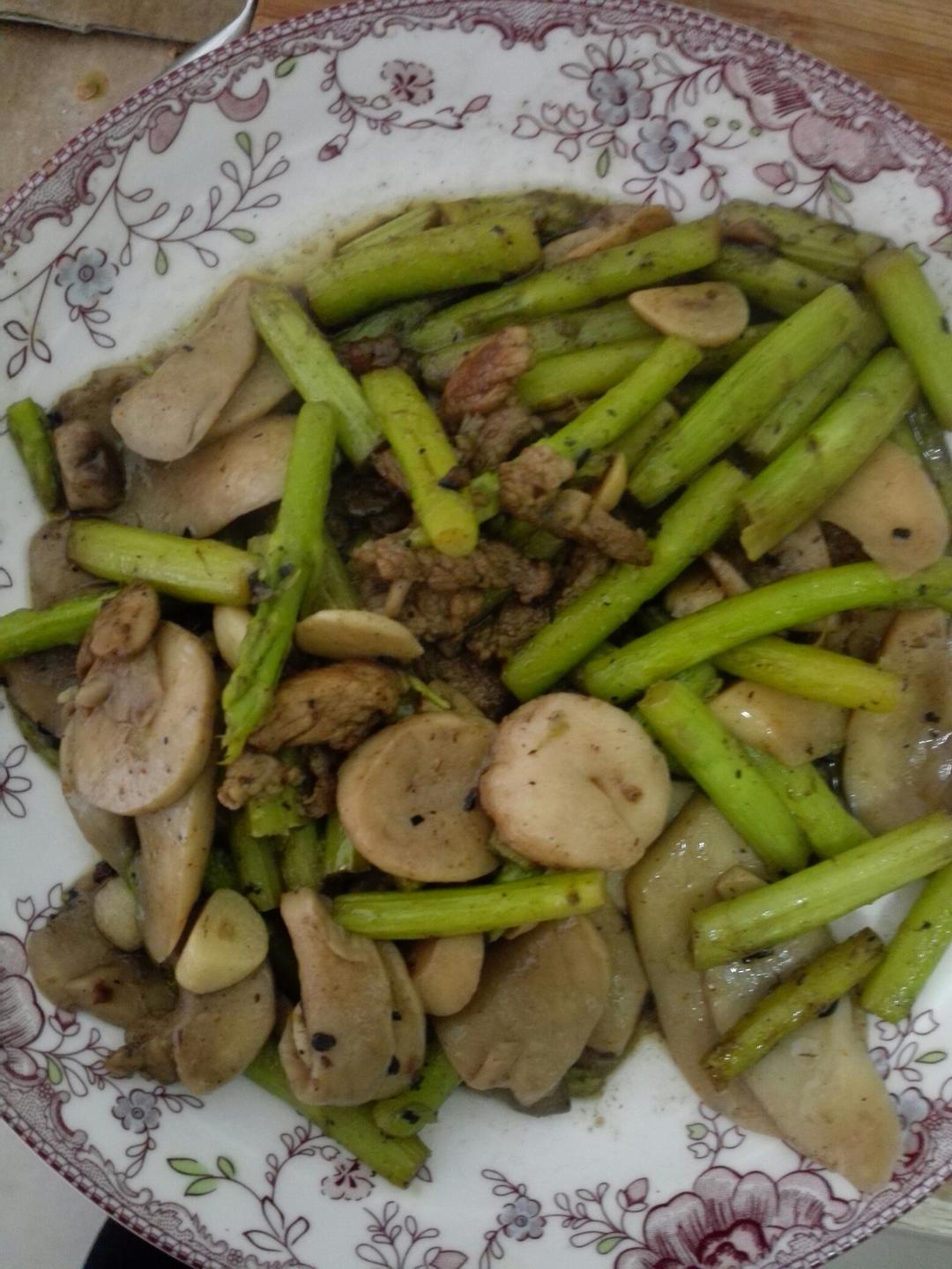 芦笋炒蘑菇