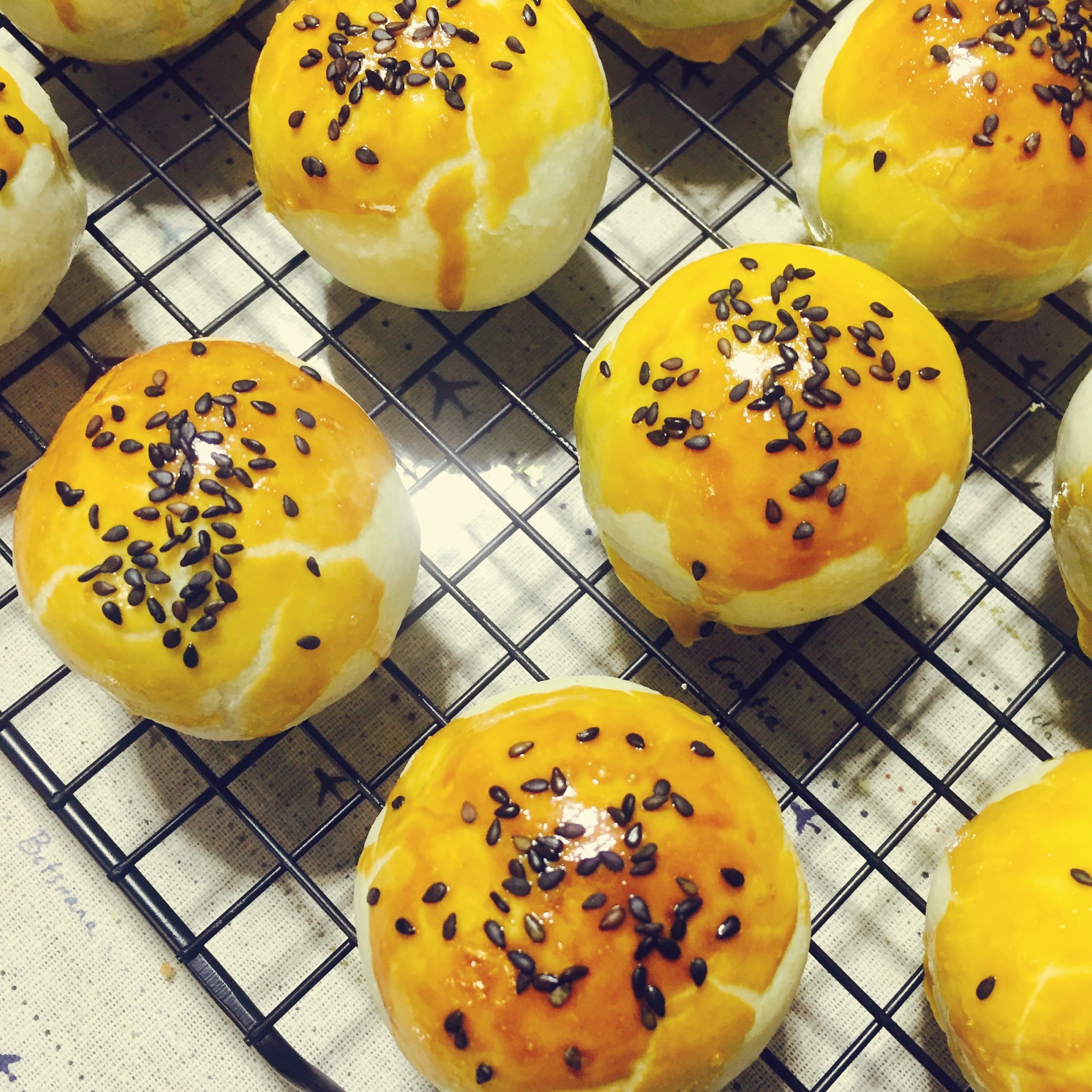 萌得掉渣渣的蛋黄酥